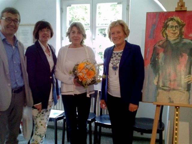 Valeria Malcontenti Langer schenkt dem Stadtmuseum Klausen ein Gemälde, das ihren Mann Alexander Langer porträtiert